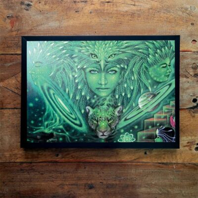 Quadro horizontal emoldurado com pintura de um rosto feminino verde ao centro e uma onça-pintada abaixo, entre folhagem esmeralda.