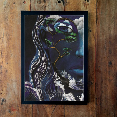 Quadro emoldurado com pintura de um perfil feminino em azul profundo, com cabelos em fios brancos e uma árvore entre nuvens sobre o rosto.