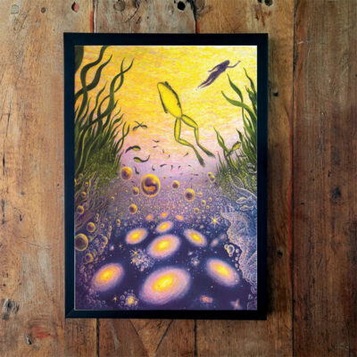 Quadro emoldurado com pintura de uma cena submarina em amarelo e roxo, com algas, peixes e formas ovais luminosas.