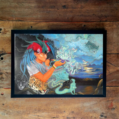 Quadro horizontal emoldurado com pintura de uma figura de perfil com cocar vermelho soprando sobre uma paisagem azul e branca, acompanhada de uma onça-pintada.