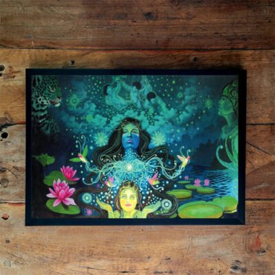 Quadro horizontal emoldurado com pintura de uma figura feminina azul deitada entre folhas e flores de lótus, em tons de verde-água, com um rosto dourado ao centro.