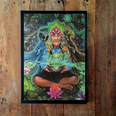 Quadro emoldurado com pintura de uma figura em posição de lótus com coroa de plumas verdes, sobre flor de lótus rosa e fundo verde-esmeralda.