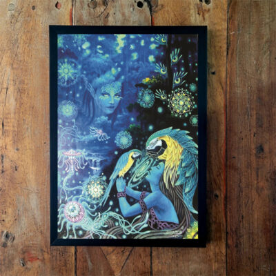 Quadro emoldurado com pintura de uma figura azul deitada ao lado de uma arara amarela e azul, cercada de pontos luminosos sobre fundo azul-noite.