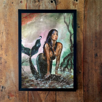 Quadro emoldurado com pintura de uma sereia de cabelos escuros sobre rochas à beira-mar, com um pavão ao lado e céu rosado ao fundo.