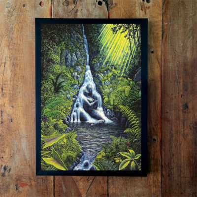 Quadro emoldurado com pintura de uma figura sentada sob uma cachoeira, cercada pela mata verde densa.