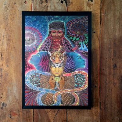 Quadro emoldurado com pintura de uma figura feminina em meditação, coberta de padrões de onça em roxo, azul e dourado, com uma onça-pintada no colo.