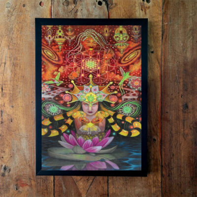 Quadro emoldurado com pintura de uma figura sentada sobre uma flor de lótus rosa, cercada de folhagem e padrões geométricos sobre fundo vermelho intenso.