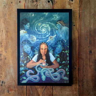 Quadro emoldurado com pintura de uma mulher de cabelos escuros sobre fundo azul-noite, com uma serpente enrolada nos braços e espirais de galáxia ao fundo.