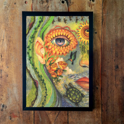 Quadro emoldurado com pintura de um rosto feminino formado por folhas, flores e escamas, com um olho em forma de girassol ao centro, em tons de verde e amarelo.
