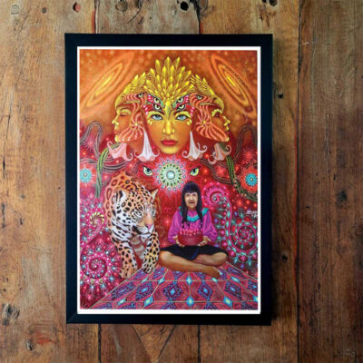 Quadro emoldurado com pintura em tons de vermelho e laranja: três figuras femininas de cocar acima de uma mulher indígena sentada sobre um tapete estampado, ao lado de uma onça-pintada.