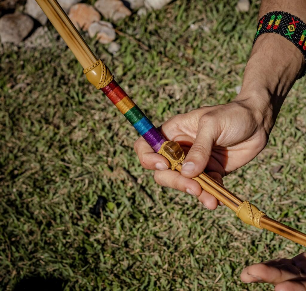 Tepi artesanal de bambu segurado na mão, com rapé em pó