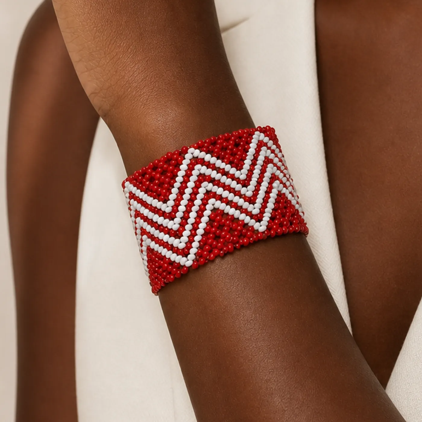 Pulseira de miçanga vermelha e branca média, padrão zigue-zague, usada no braço