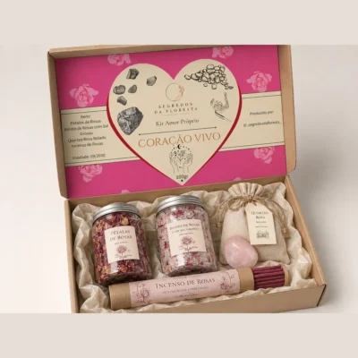 Kit Amor Próprio Coração Vivo em caixa kraft aberta: pétalas de rosas, banho de rosas com sal grosso, quartzo rosa rolado e incenso de rosas