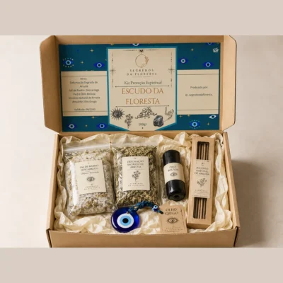 Kit Proteção Escudo da Floresta em caixa kraft aberta: defumação sagrada de arruda, sal de banho de descarrego, pedra ônix rolada, incenso natural de arruda e amuleto olho grego